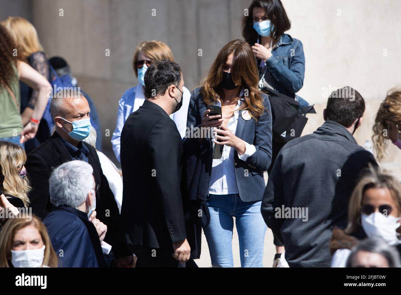 Carla Bruni-Sarkozy, mannequin franco-italien, se réunit pour demander justice à Sarah Halimi sur le Trocadéro plaza à Paris le 25 avril 2021. Halimi, une juive orthodoxe de 65 ans, mourut en 2017 après avoir été poussée hors de la fenêtre de son appartement parisien par le voisin Traore, 27 ans, qui cria 'Allahu Akbar' ('Dieu est grand' en arabe). Traore, un gros fumeur de cannabis, est en soins psychiatriques depuis la mort de Halimi et il y reste après la décision. Photo de Raphael Lafargue/ABACAPRESS.COM Banque D'Images