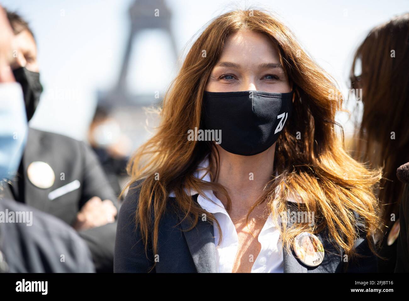 Carla Bruni-Sarkozy, mannequin franco-italien, se réunit pour demander justice à Sarah Halimi sur le Trocadéro plaza à Paris le 25 avril 2021. Halimi, une juive orthodoxe de 65 ans, mourut en 2017 après avoir été poussée hors de la fenêtre de son appartement parisien par le voisin Traore, 27 ans, qui cria 'Allahu Akbar' ('Dieu est grand' en arabe). Traore, un gros fumeur de cannabis, est en soins psychiatriques depuis la mort de Halimi et il y reste après la décision. Photo de Raphael Lafargue/ABACAPRESS.COM Banque D'Images