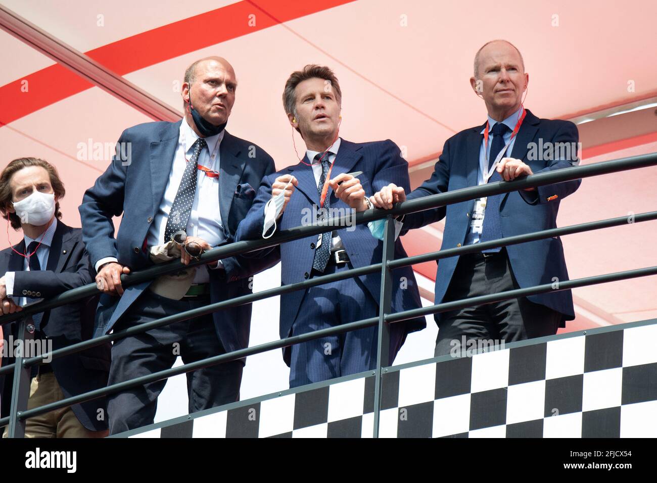 Le Prince Serge et Michel de Yougoslavie posent avec leur cousin Emmanuel-Philibert de Savoie lors du 12ème Grand Prix historique de Monaco le 25 avril 2021 à Monte-Carlo, Monaco. Photo de David Niviere / ABACAPRESS.COM Banque D'Images Le Prince Serge et Michel de Yougoslavie posent avec leur cousin Emmanuel-Philibert de Savoie lors du 12ème Grand Prix historique de Monaco le 25 avril 2021 à Monte-Carlo, Monaco. Photo de David Niviere / ABACAPRESS.COM Banque D'Images