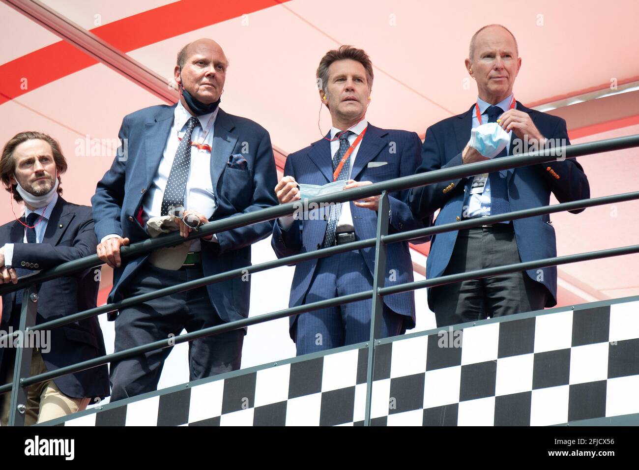 Le Prince Serge et Michel de Yougoslavie posent avec leur cousin Emmanuel-Philibert de Savoie lors du 12ème Grand Prix historique de Monaco le 25 avril 2021 à Monte-Carlo, Monaco. Photo de David Niviere / ABACAPRESS.COM Banque D'Images Le Prince Serge et Michel de Yougoslavie posent avec leur cousin Emmanuel-Philibert de Savoie lors du 12ème Grand Prix historique de Monaco le 25 avril 2021 à Monte-Carlo, Monaco. Photo de David Niviere / ABACAPRESS.COM Banque D'Images