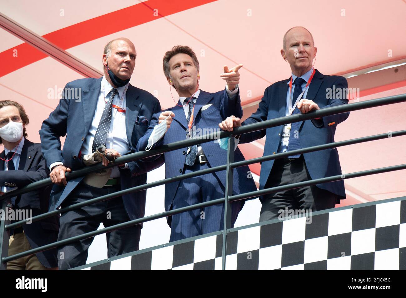 Le Prince Serge et Michel de Yougoslavie posent avec leur cousin Emmanuel-Philibert de Savoie lors du 12ème Grand Prix historique de Monaco le 25 avril 2021 à Monte-Carlo, Monaco. Photo de David Niviere / ABACAPRESS.COM Banque D'Images Le Prince Serge et Michel de Yougoslavie posent avec leur cousin Emmanuel-Philibert de Savoie lors du 12ème Grand Prix historique de Monaco le 25 avril 2021 à Monte-Carlo, Monaco. Photo de David Niviere / ABACAPRESS.COM Banque D'Images