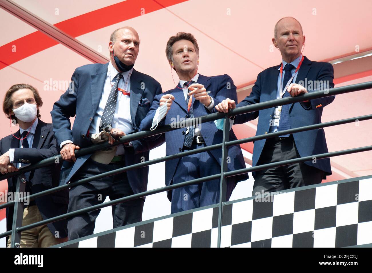 Le Prince Serge et Michel de Yougoslavie posent avec leur cousin Emmanuel-Philibert de Savoie lors du 12ème Grand Prix historique de Monaco le 25 avril 2021 à Monte-Carlo, Monaco. Photo de David Niviere / ABACAPRESS.COM Banque D'Images Le Prince Serge et Michel de Yougoslavie posent avec leur cousin Emmanuel-Philibert de Savoie lors du 12ème Grand Prix historique de Monaco le 25 avril 2021 à Monte-Carlo, Monaco. Photo de David Niviere / ABACAPRESS.COM Banque D'Images