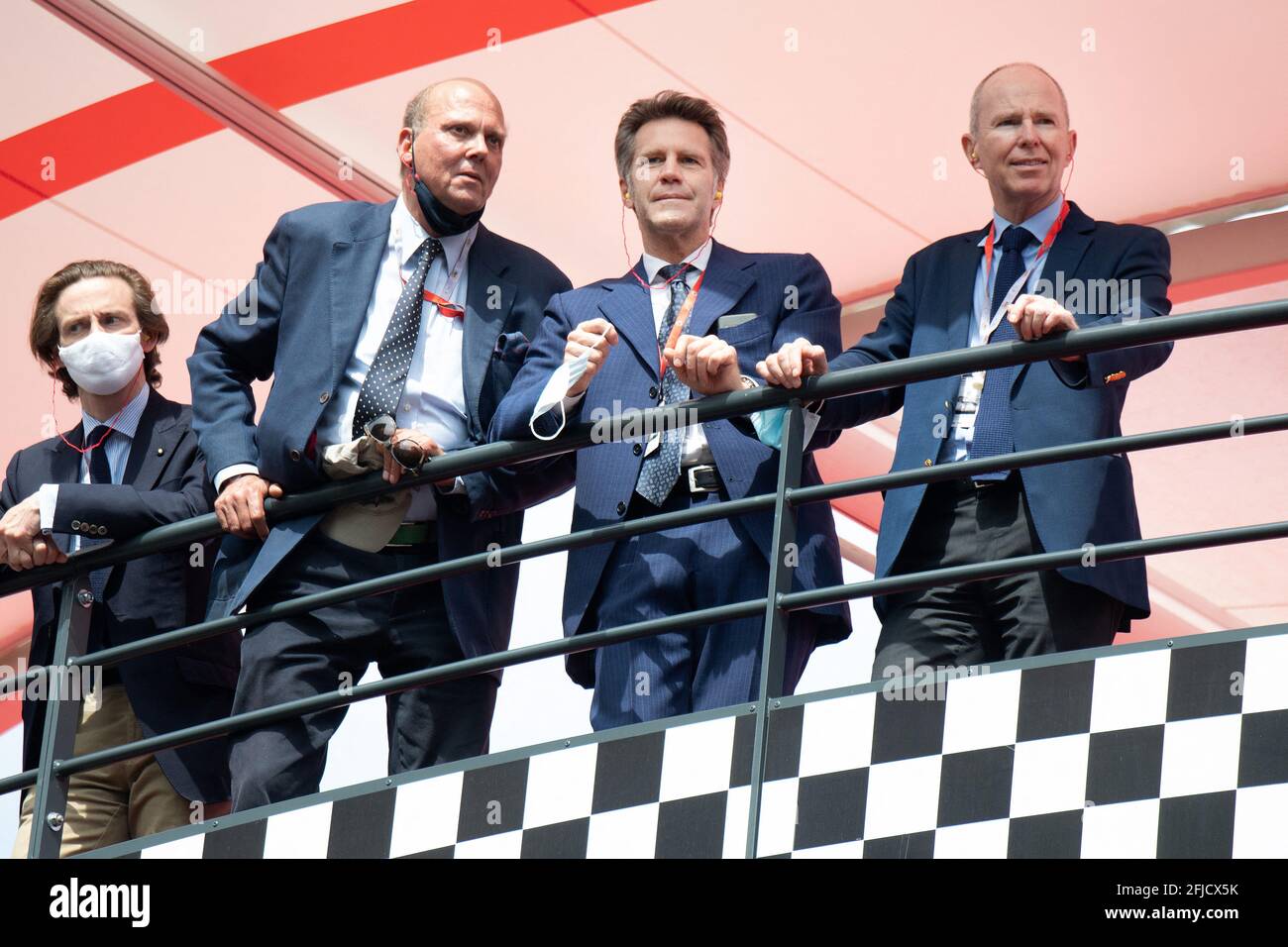 Le Prince Serge et Michel de Yougoslavie posent avec leur cousin Emmanuel-Philibert de Savoie lors du 12ème Grand Prix historique de Monaco le 25 avril 2021 à Monte-Carlo, Monaco. Photo de David Niviere / ABACAPRESS.COM Banque D'Images Le Prince Serge et Michel de Yougoslavie posent avec leur cousin Emmanuel-Philibert de Savoie lors du 12ème Grand Prix historique de Monaco le 25 avril 2021 à Monte-Carlo, Monaco. Photo de David Niviere / ABACAPRESS.COM Banque D'Images