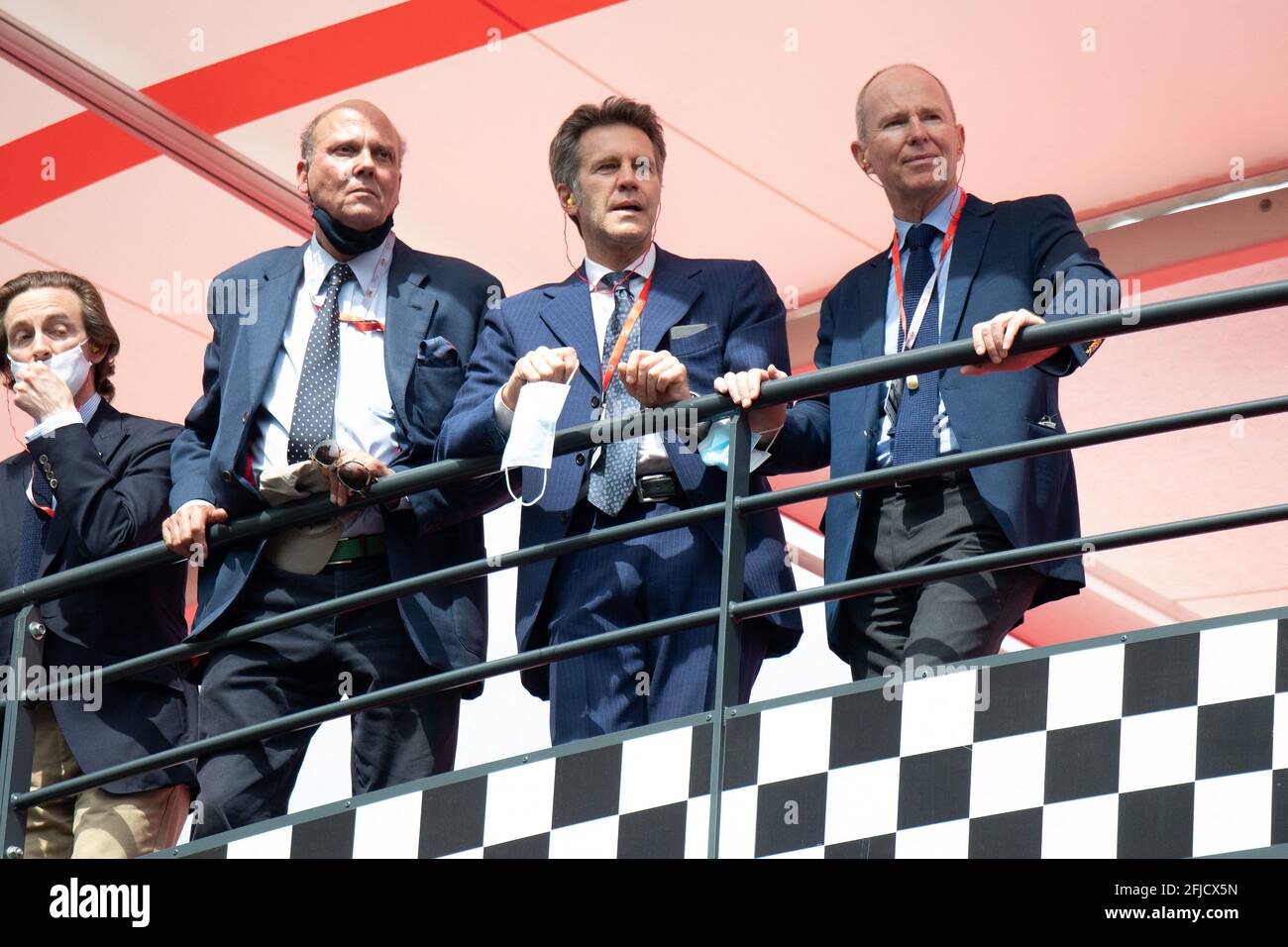 Le Prince Serge et Michel de Yougoslavie posent avec leur cousin Emmanuel-Philibert de Savoie lors du 12ème Grand Prix historique de Monaco le 25 avril 2021 à Monte-Carlo, Monaco. Photo de David Niviere / ABACAPRESS.COM Banque D'Images Le Prince Serge et Michel de Yougoslavie posent avec leur cousin Emmanuel-Philibert de Savoie lors du 12ème Grand Prix historique de Monaco le 25 avril 2021 à Monte-Carlo, Monaco. Photo de David Niviere / ABACAPRESS.COM Banque D'Images