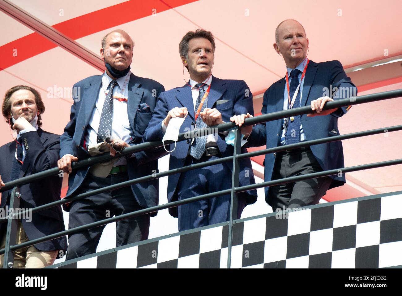Le Prince Serge et Michel de Yougoslavie posent avec leur cousin Emmanuel-Philibert de Savoie lors du 12ème Grand Prix historique de Monaco le 25 avril 2021 à Monte-Carlo, Monaco. Photo de David Niviere / ABACAPRESS.COM Banque D'Images Le Prince Serge et Michel de Yougoslavie posent avec leur cousin Emmanuel-Philibert de Savoie lors du 12ème Grand Prix historique de Monaco le 25 avril 2021 à Monte-Carlo, Monaco. Photo de David Niviere / ABACAPRESS.COM Banque D'Images