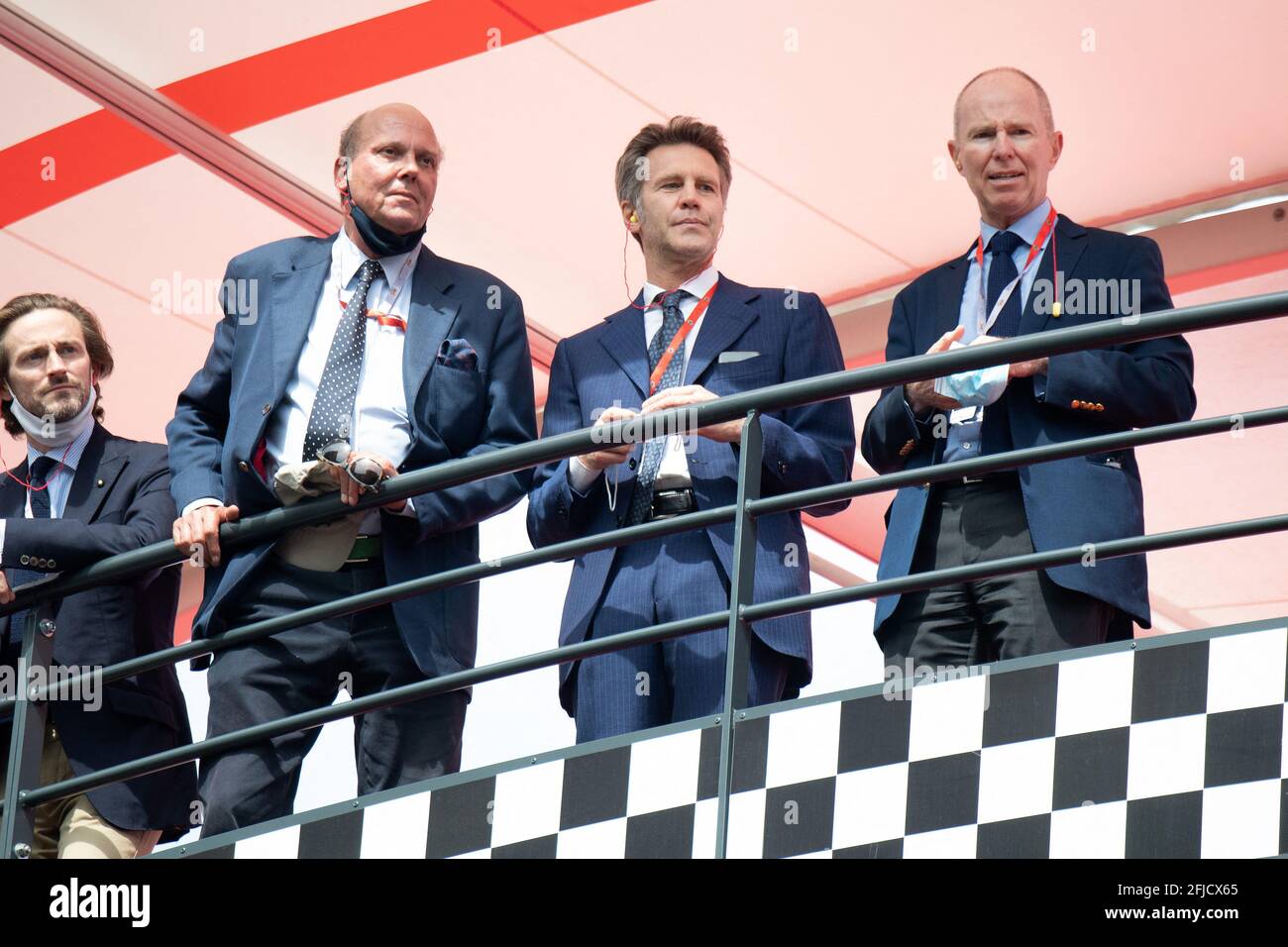 Le Prince Serge et Michel de Yougoslavie posent avec leur cousin Emmanuel-Philibert de Savoie lors du 12ème Grand Prix historique de Monaco le 25 avril 2021 à Monte-Carlo, Monaco. Photo de David Niviere / ABACAPRESS.COM Banque D'Images Le Prince Serge et Michel de Yougoslavie posent avec leur cousin Emmanuel-Philibert de Savoie lors du 12ème Grand Prix historique de Monaco le 25 avril 2021 à Monte-Carlo, Monaco. Photo de David Niviere / ABACAPRESS.COM Banque D'Images