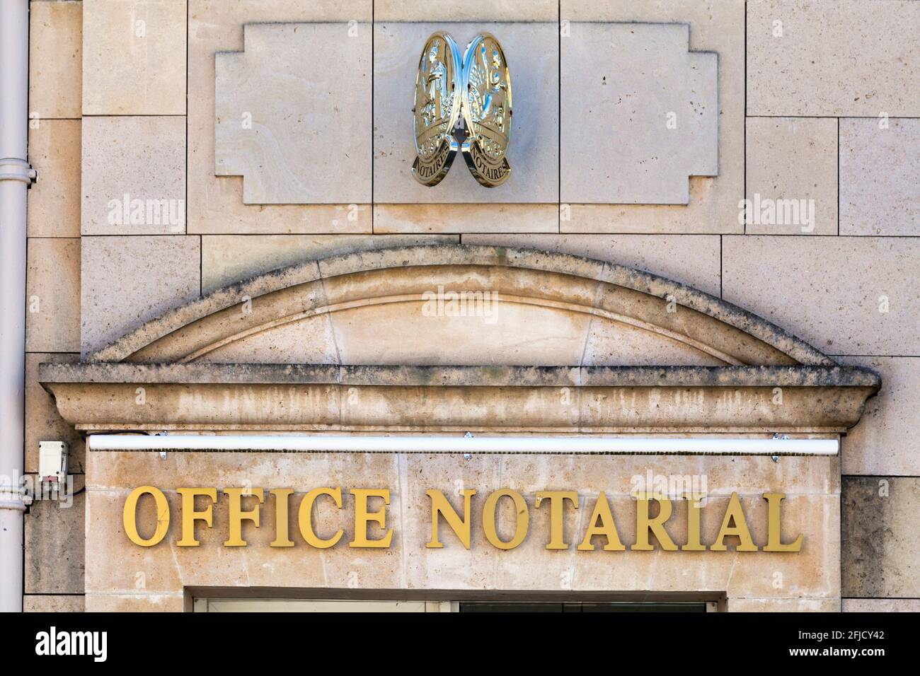 Enseigne traditionnelle au-dessus de l'entrée principale d'un Office notarial (solicitor). Banque D'Images