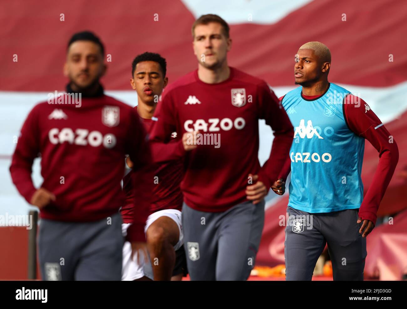 Aston Villa's Wesley (à droite) s'échauffe avant le match de la Premier League à Villa Park, Birmingham. Date de la photo: Dimanche 25 avril 2021. Banque D'Images Aston Villa's Wesley (à droite) s'échauffe avant le match de la Premier League à Villa Park, Birmingham. Date de la photo: Dimanche 25 avril 2021. Banque D'Images