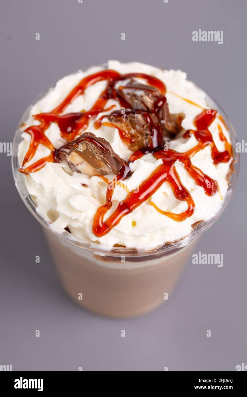 milk-shake au caramel et au chocolat sur fond gris. Banque D'Images