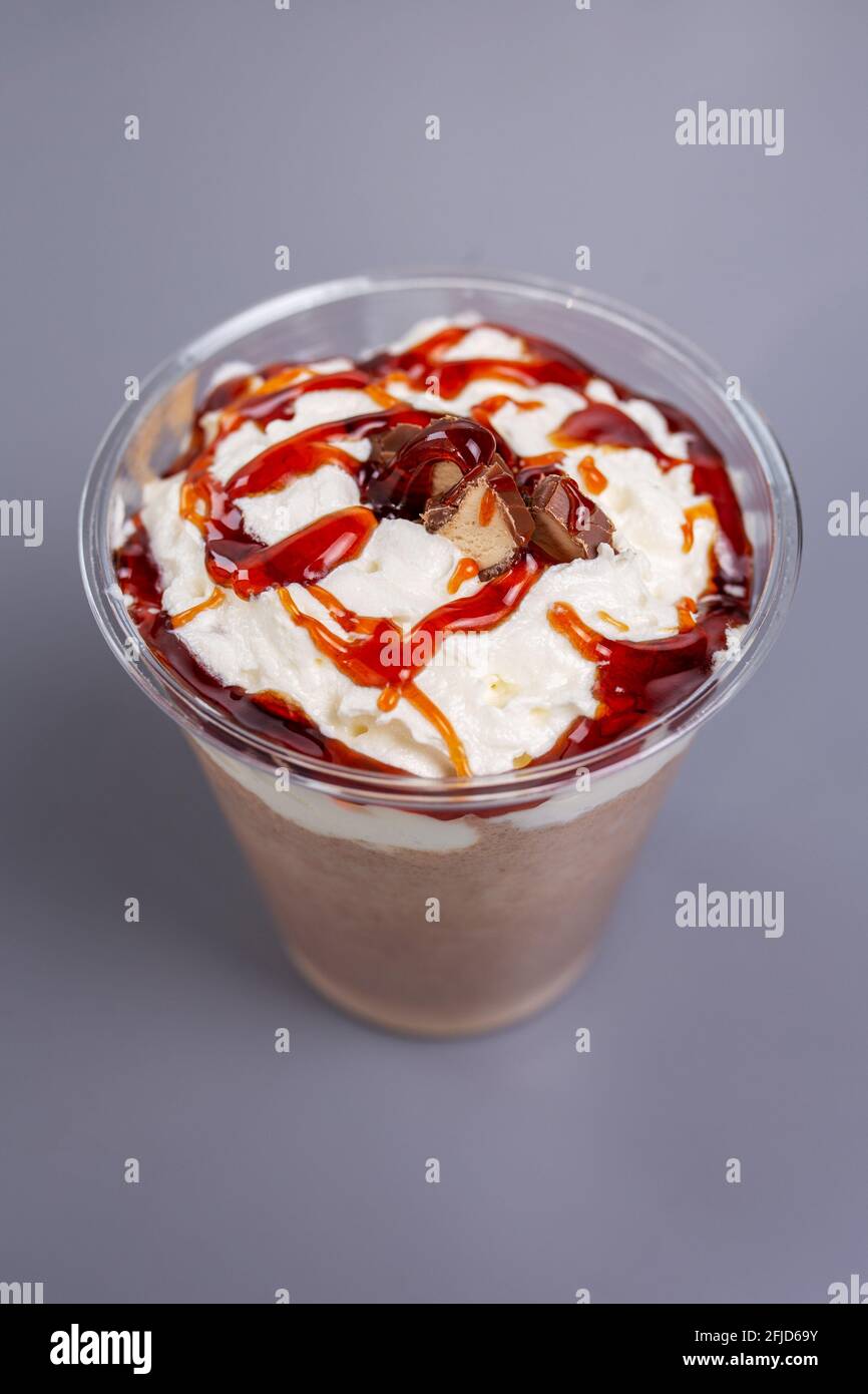 milk-shake sucré au caramel sur fond gris. Banque D'Images