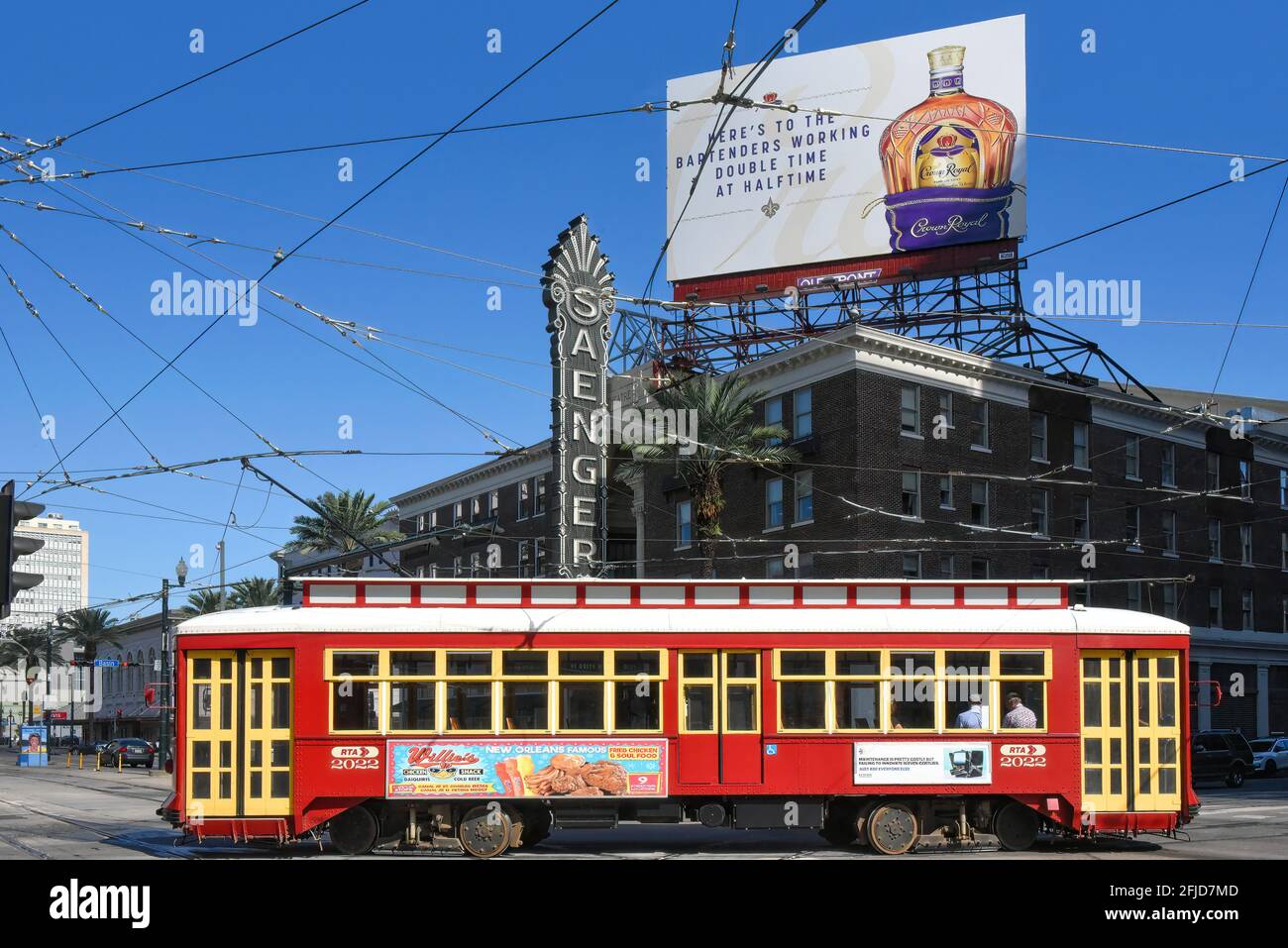 La Nouvelle-Orléans, LA, États-Unis - 26 septembre 2019 : les tramways se trouvent près du théâtre Saenger, sur Canal Street, qui a ouvert ses portes en 1927. Banque D'Images