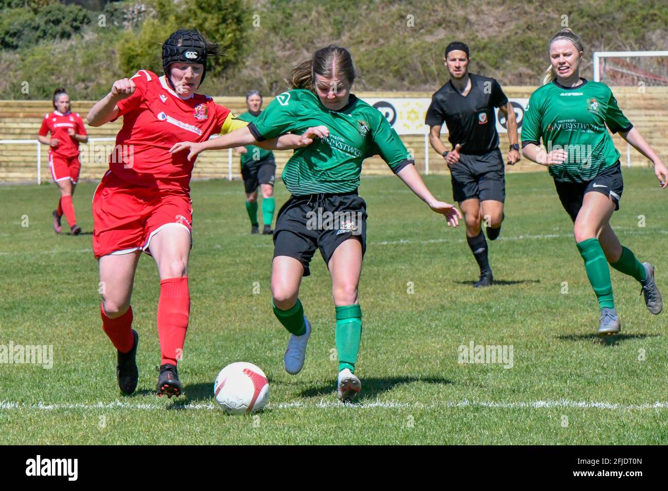 Briton Ferry, pays de Galles. 25 avril 2021. Lowri circonscriptions de Briton Ferry Llansawel Ladies bataille pour possession avec Charlotte Chalmers d'Aberystwyth Town Dames lors du match de la Ligue des femmes du Gallois Premier Orchard entre Briton Ferry Llansawel Ladies et Aberystwyth Town Dames au Old Road Welfare Ground à Briton Ferry, pays de Galles, Royaume-Uni, le 25 avril 2021. Crédit : Duncan Thomas/Majestic Media/Alay Live News. Banque D'Images