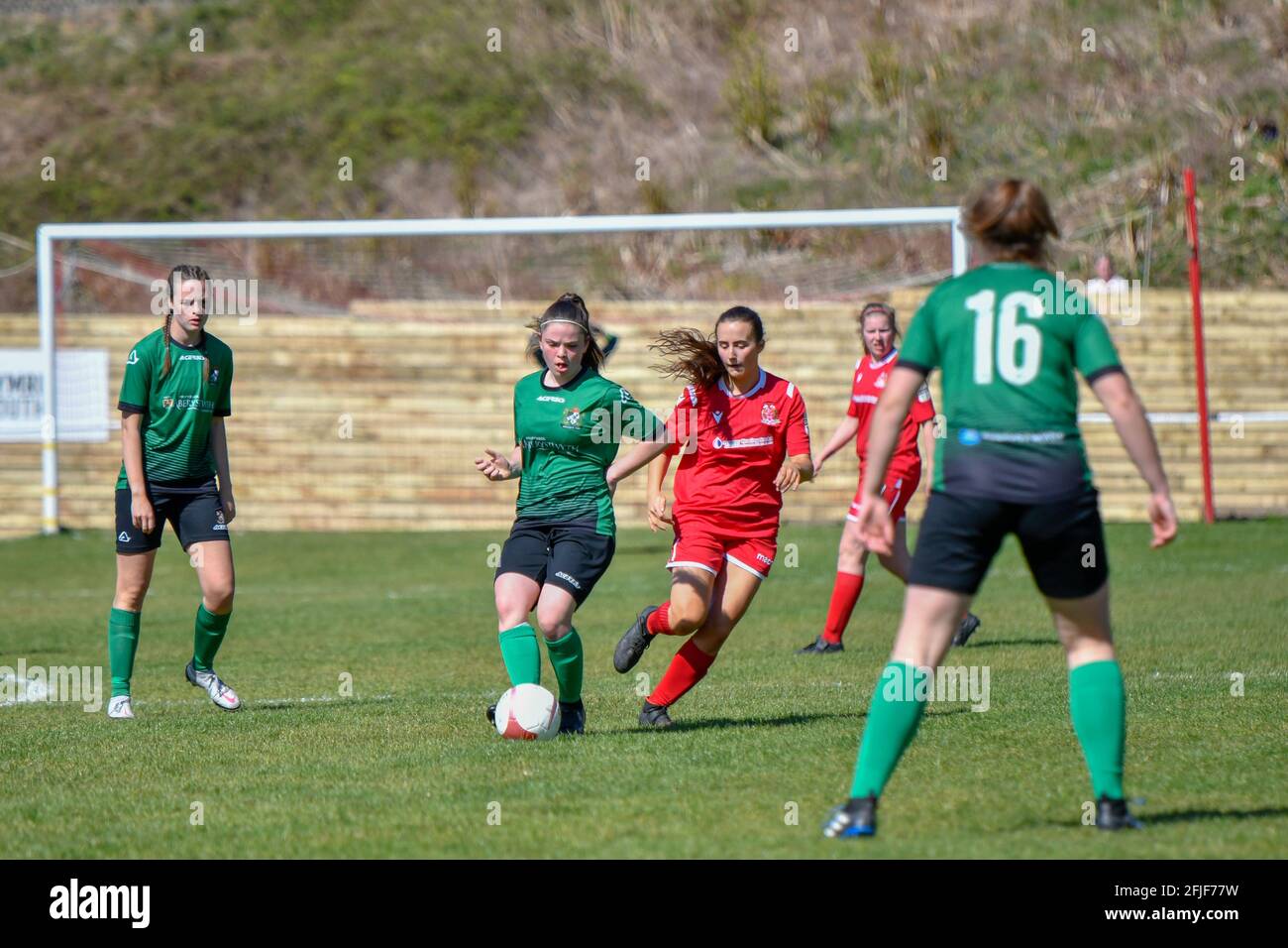 Briton Ferry, pays de Galles. 25 avril 2021. Niamh Duggan d'Aberystwyth Town Dames passe le ballon malgré les attentions d'Anya Welch de Briton Ferry Llansawel Ladies pendant le match de la Ligue des femmes Premier ministre de l'Orchard Welsh entre Briton Ferry Llansawel Ladies et Aberystwyth Town au Old Road Welfare Ground à Briton Ferry, pays de Galles, Royaume-Uni le 25, Dames Avril 2021. Crédit : Duncan Thomas/Majestic Media/Alay Live News. Banque D'Images