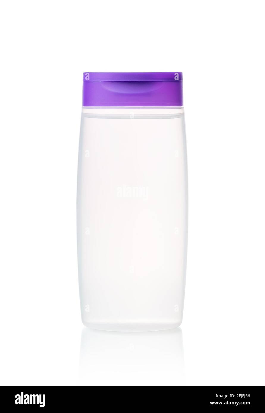 Encre faciale ou eau micellaire en flacon translucide avec couvercle violet isolé sur blanc. Contenant cosmétique non étiqueté pour les concepts de soins de la peau et de beauté. Banque D'Images