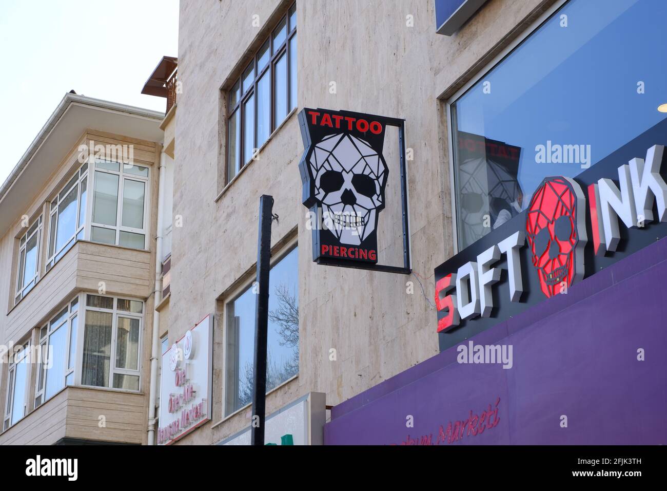 Magasin de tatouage et de perçage avec à un deuxième étage d'un appartement Banque D'Images