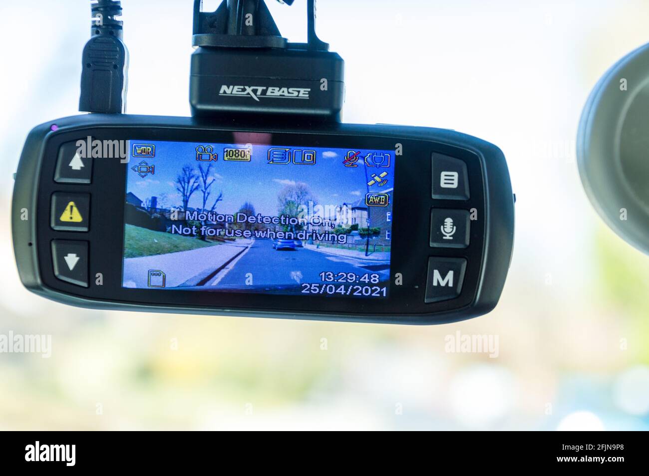 Enregistrement Dashcam dans la voiture placée sur le pare-brise avant Banque D'Images