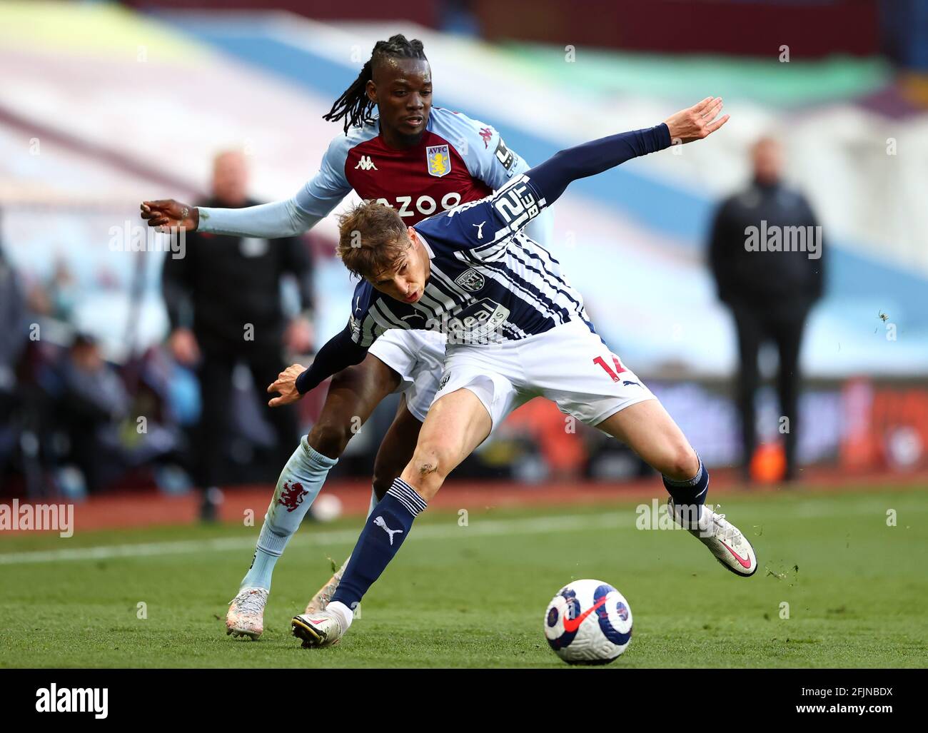 Bertrand Traore d'Aston Villa (à gauche) et Conor Townsend de West Bromwich Albion se battent pour le ballon lors du match de la Premier League à Villa Park, Birmingham. Date de la photo: Dimanche 25 avril 2021. Banque D'Images