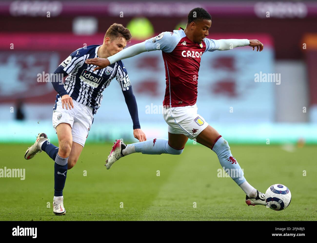 West Bromwich Albion's Conor Townsend (à gauche) et Ezri Konsa d'Aston Villa se battent pour le ballon lors du match de la Premier League à Villa Park, Birmingham. Date de la photo: Dimanche 25 avril 2021. Banque D'Images