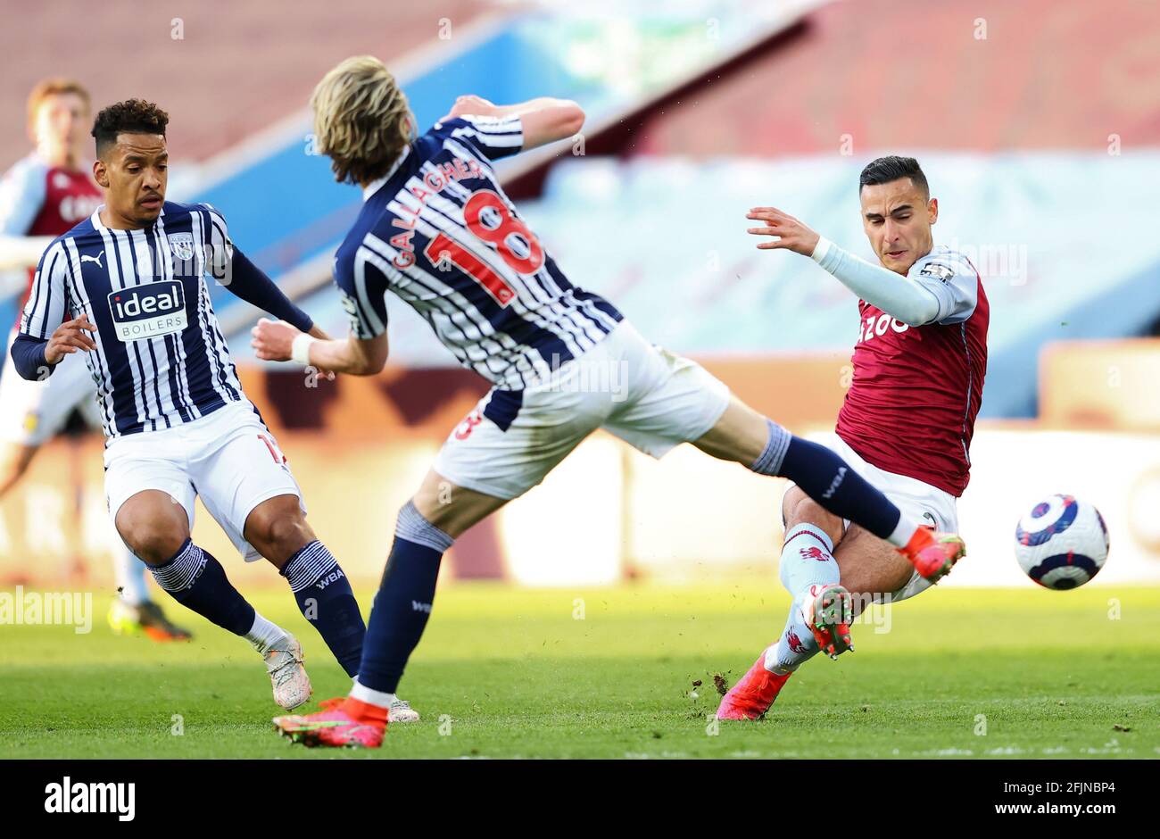 Anwar El Ghazi (à droite) d'Aston Villa tente une balle sur le but lors du match de la Premier League à Villa Park, Birmingham. Date de la photo: Dimanche 25 avril 2021. Banque D'Images Anwar El Ghazi (à droite) d'Aston Villa tente une balle sur le but lors du match de la Premier League à Villa Park, Birmingham. Date de la photo: Dimanche 25 avril 2021. Banque D'Images