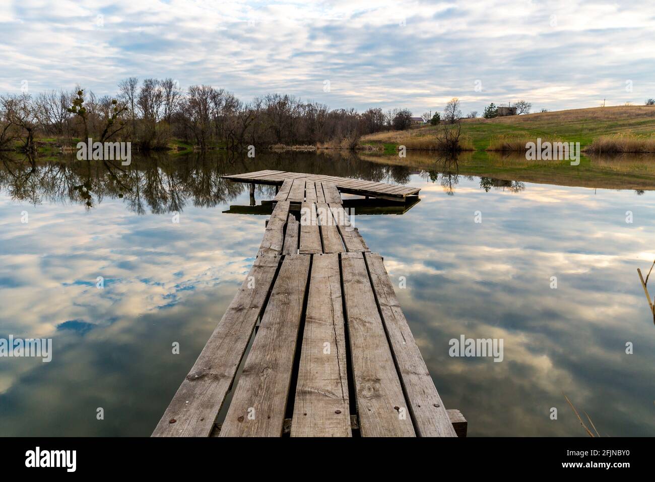 scène nocturne avec pont en bois sur le lac Banque D'Images