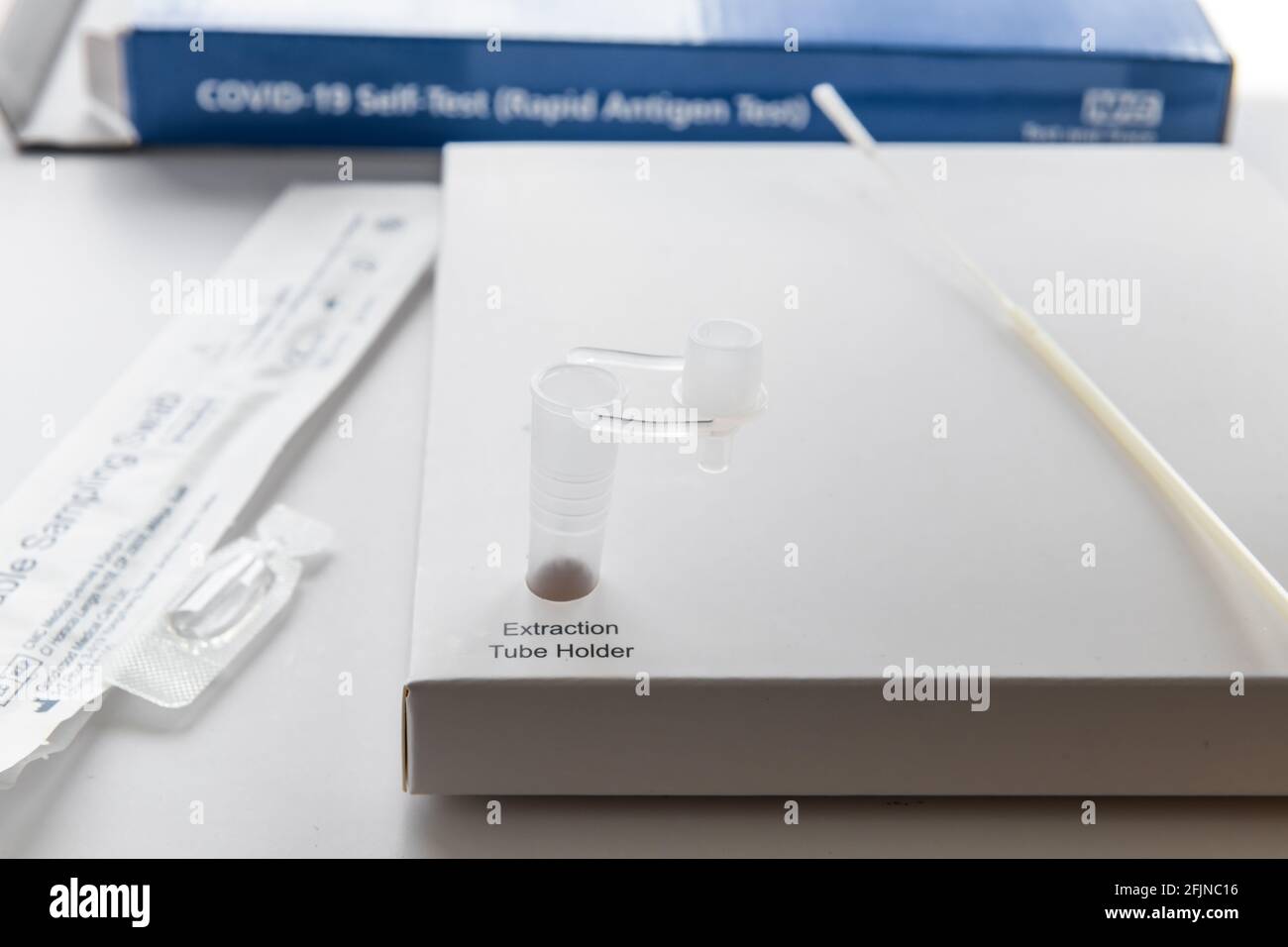 Le contenu d'un kit d'auto-test à domicile Covid-19 Rapid Antigen isolé avec un fond blanc. Banque D'Images