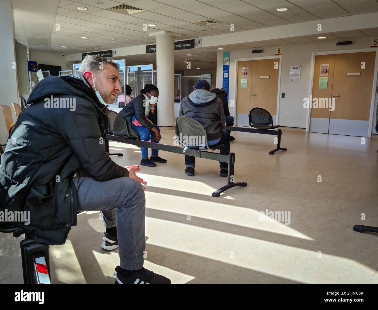 Personnes dans la salle d'attente d'un hôpital général du NHS, service des accidents et des urgences, en attente de soins médicaux. Banque D'Images