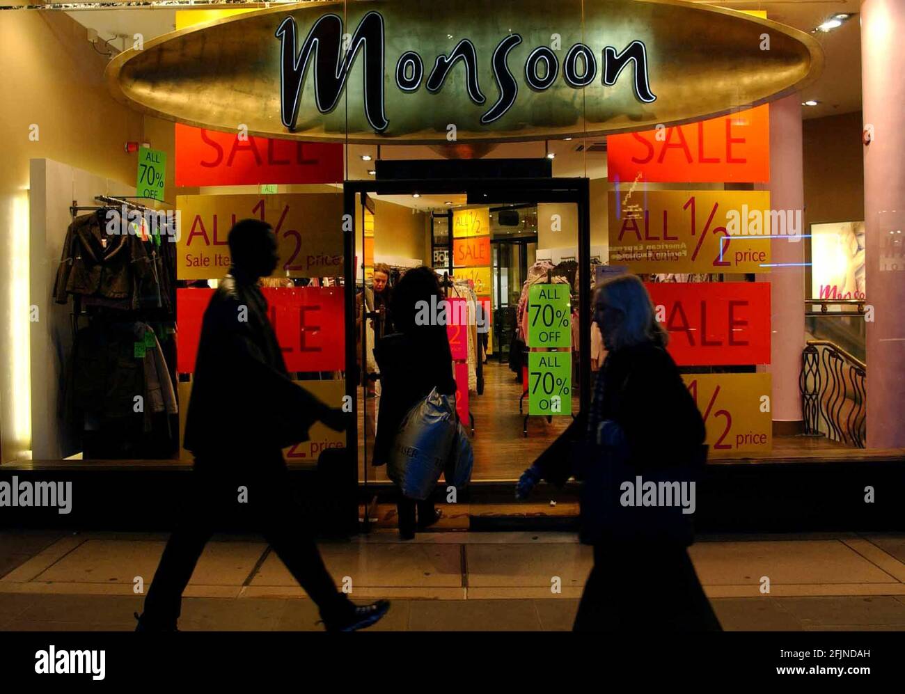 MONSOON DANS KENSINGTON HIGH ST . 19/1/04 PILSTON Banque D'Images