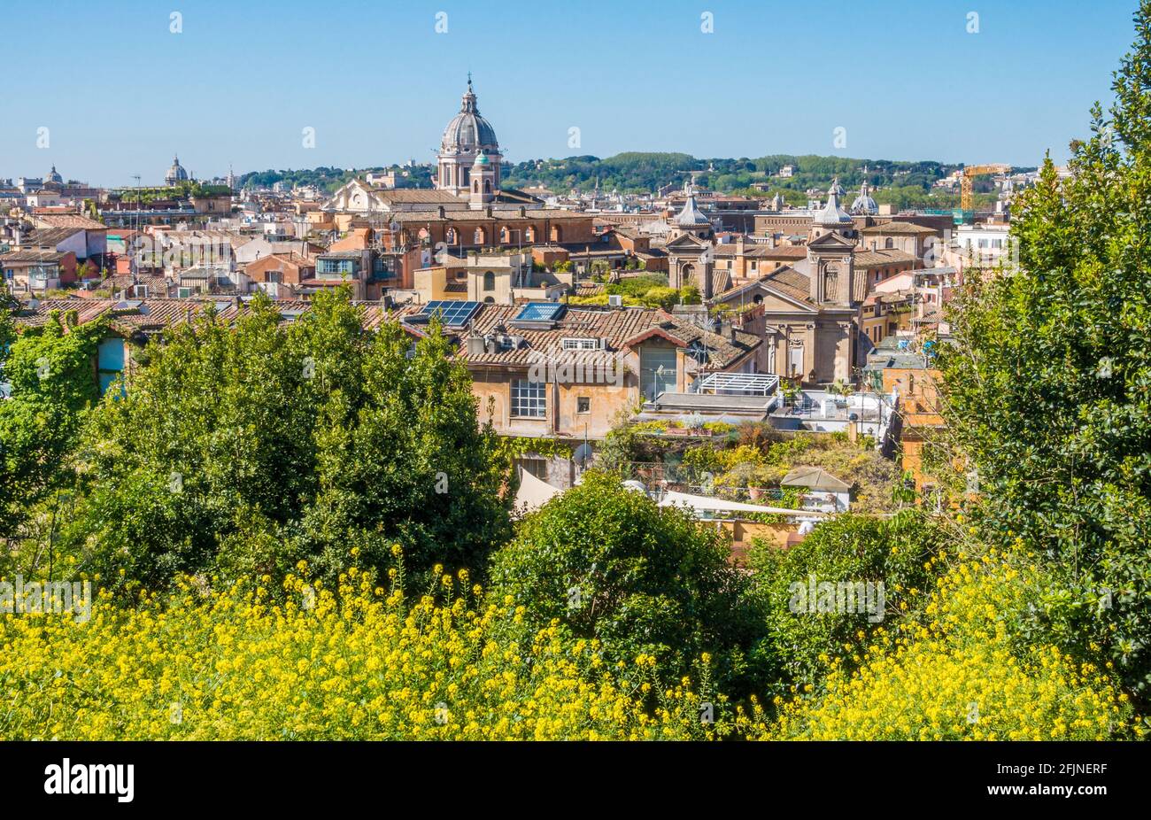 Vue panoramique de la terrasse du Pincio avec le dôme de la basilique d'Ambrogio e Carlo al Corso, Rome, Italie. Banque D'Images