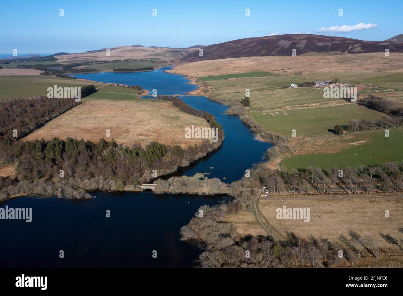 Vue aérienne des réservoirs de Threipmuir et de Harlaw dans le parc régional des collines de Pentland, Balerno, Écosse, Royaume-Uni. Banque D'Images