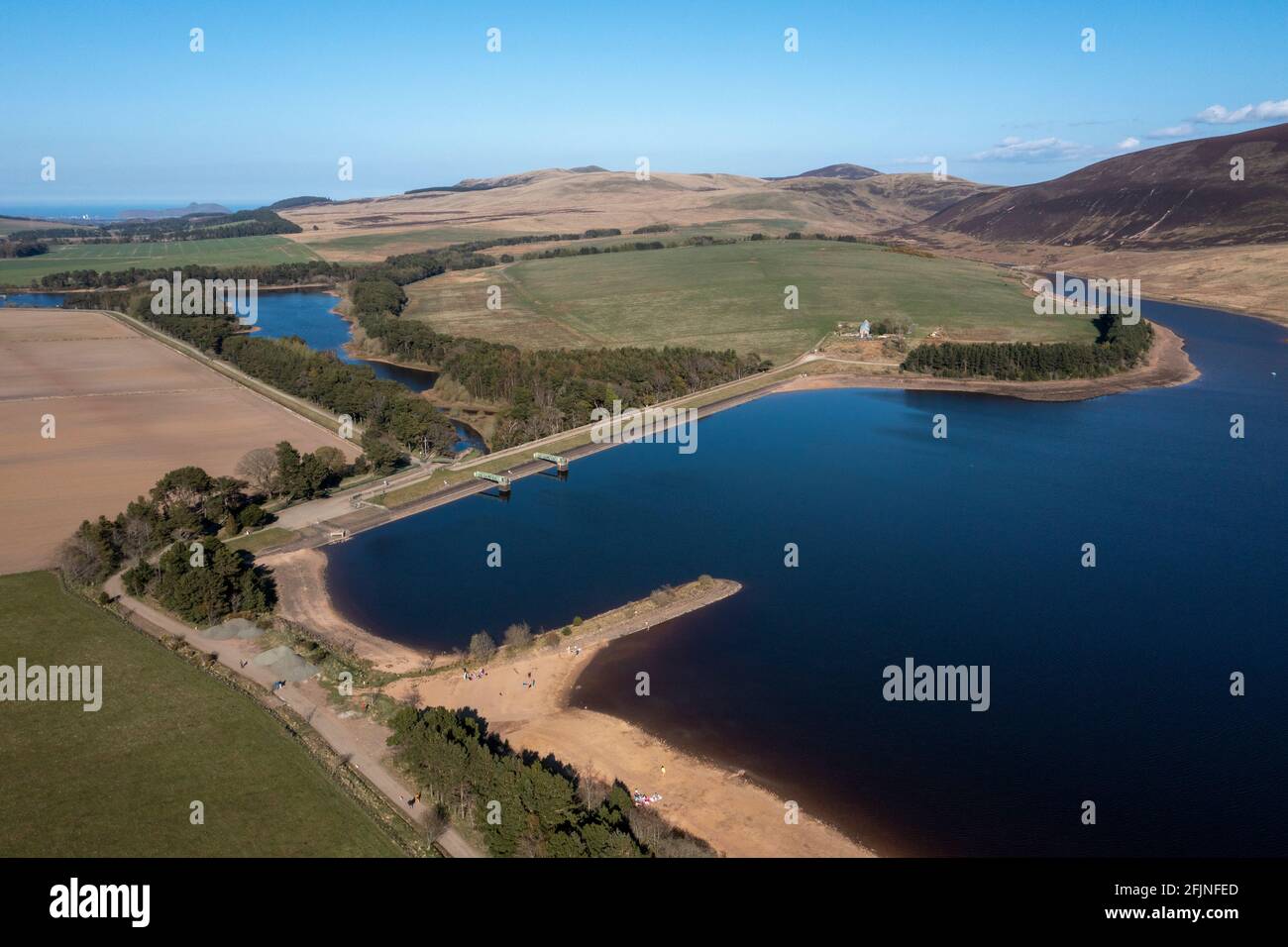 Vue aérienne des réservoirs de Threipmuir et de Harlaw dans le parc régional des collines de Pentland, Balerno, Écosse, Royaume-Uni. Banque D'Images