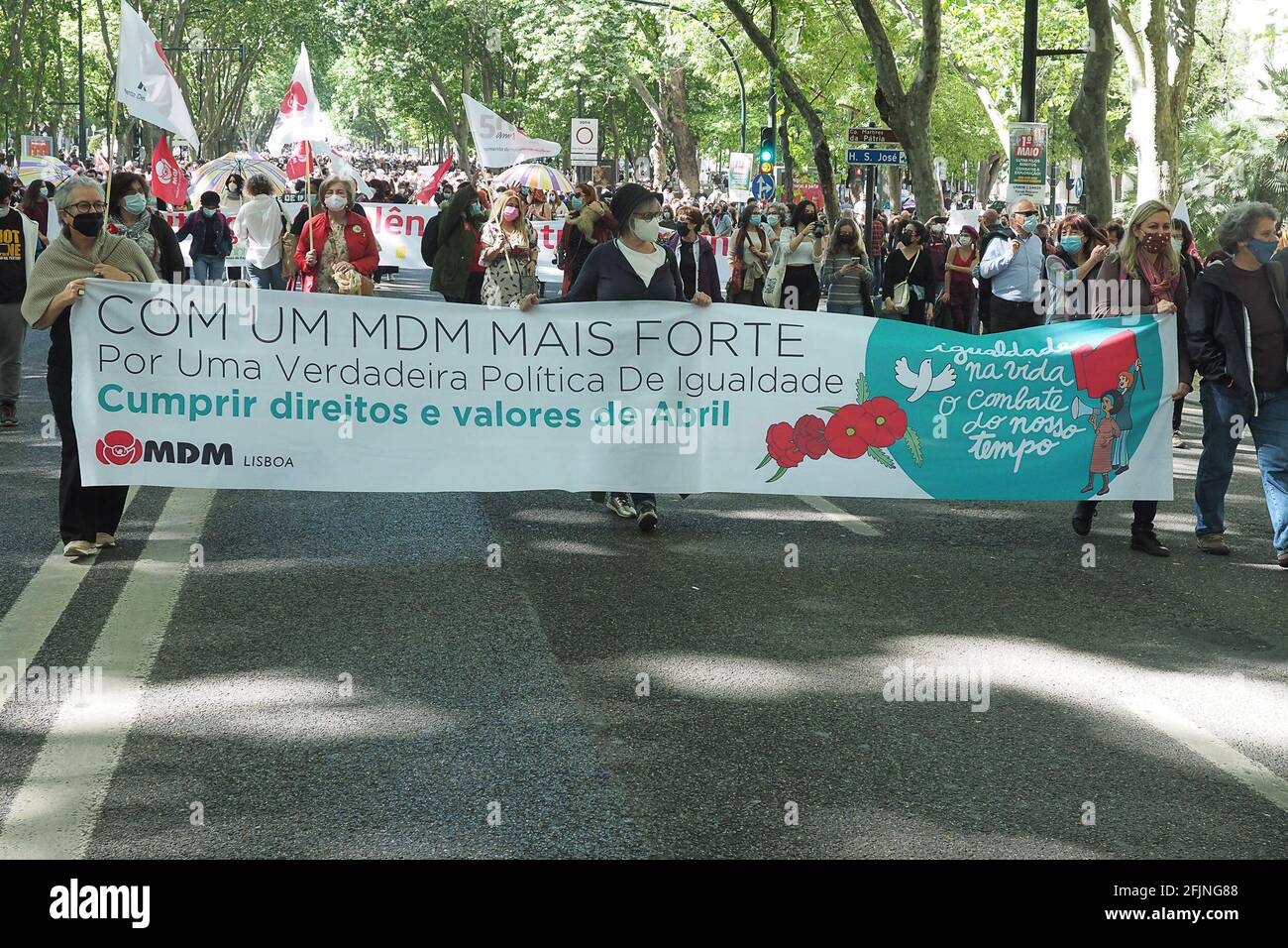 Lisbonne Portugal 25 Avril 21 25 Avril 21 Portugal Lisbonne Des Milliers De Personnes Sont Descendues Av Liberdade Pour Commemorer Le 47e Anniversaire De La Revolution De La Carnation De La Carnation