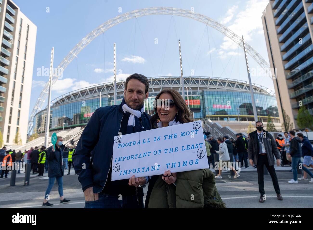 Les foules assistent à la finale de la Carabao Cup Wembley. Londres, Royaume-Uni. 25 avril 2021. Photo de Ray Tang. Jusqu'à 8,000 fans de football arrivent au stade Wembley pour assister à la finale de la coupe Carabao entre Tottenham Hotspur et Manchester City. Tous les participants doivent montrer la preuve d'un test négatif Covid-19 pour assister à l'événement dans le cadre du programme pilote du Programme de recherche sur les événements (PRE), informant le gouvernement de la décision prise sur l'étape 4 de sa feuille de route de manière inverrouillée. Banque D'Images