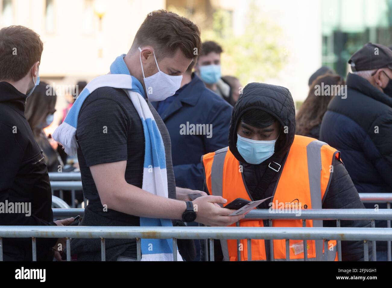 Les foules assistent à la finale de la Carabao Cup Wembley. Londres, Royaume-Uni. 25 avril 2021. Photo de Ray Tang. Jusqu'à 8,000 fans de football arrivent au stade Wembley pour assister à la finale de la coupe Carabao entre Tottenham Hotspur et Manchester City. Tous les participants doivent montrer la preuve d'un test négatif Covid-19 pour assister à l'événement dans le cadre du programme pilote du Programme de recherche sur les événements (PRE), informant le gouvernement de la décision prise sur l'étape 4 de sa feuille de route de manière inverrouillée. Banque D'Images