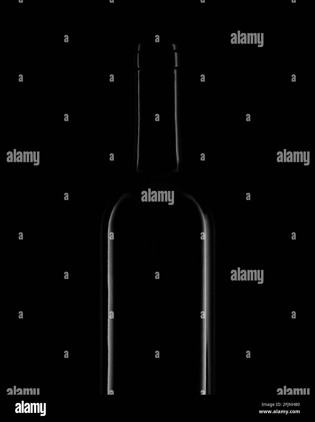 Bouteille de vin sur fond noir. Concept minimaliste. Banque D'Images