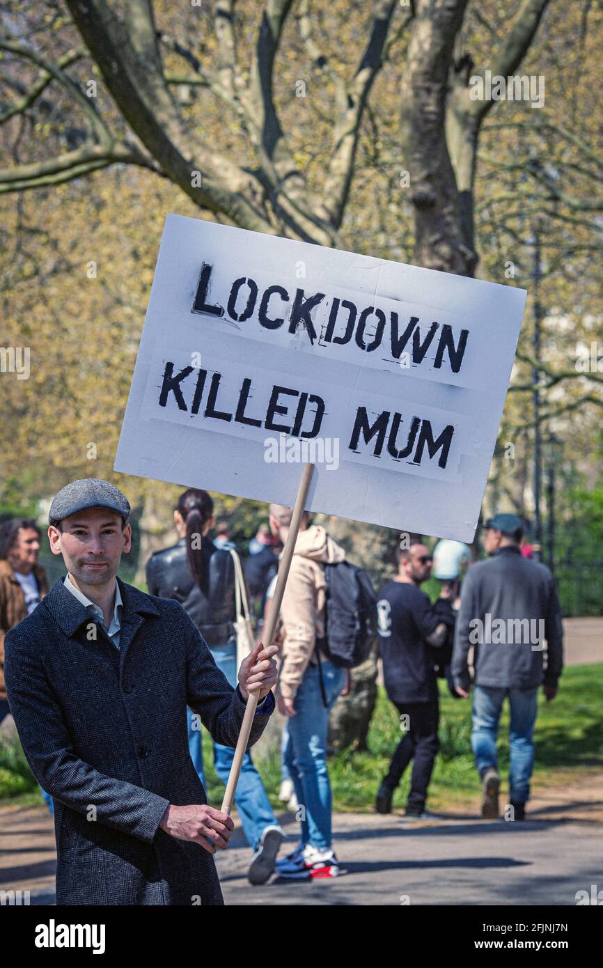 24 avril 2021, Londres, Angleterre, Royaume-Uni: Man tient un panneau "Lockdown tué maman" lors d'une manifestation anti-verrouillage "Unite for Freedom" à Londres Banque D'Images