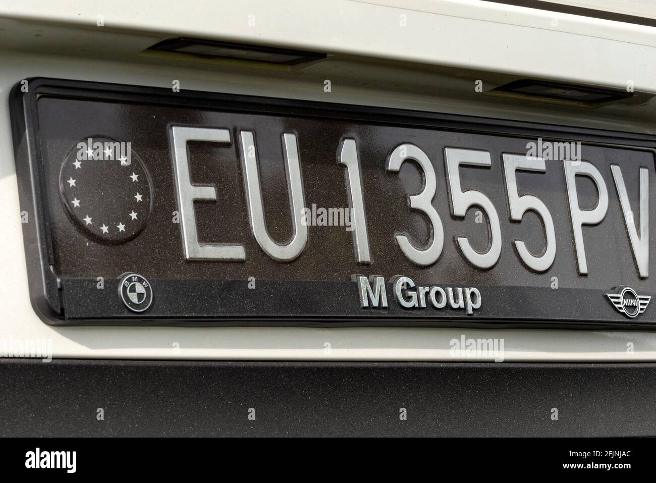 Plaque d'immatriculation de voiture peu commune spécialisée de marque M Group BMW Mini avec le logo de l'Union européenne Banque D'Images