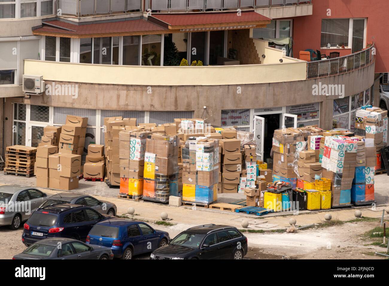 Piles d'Amazon et d'autres boîtes de livraison en dehors du bureau international de collecte de GGBG à Sofia, Bulgarie, Europe de l'est Banque D'Images