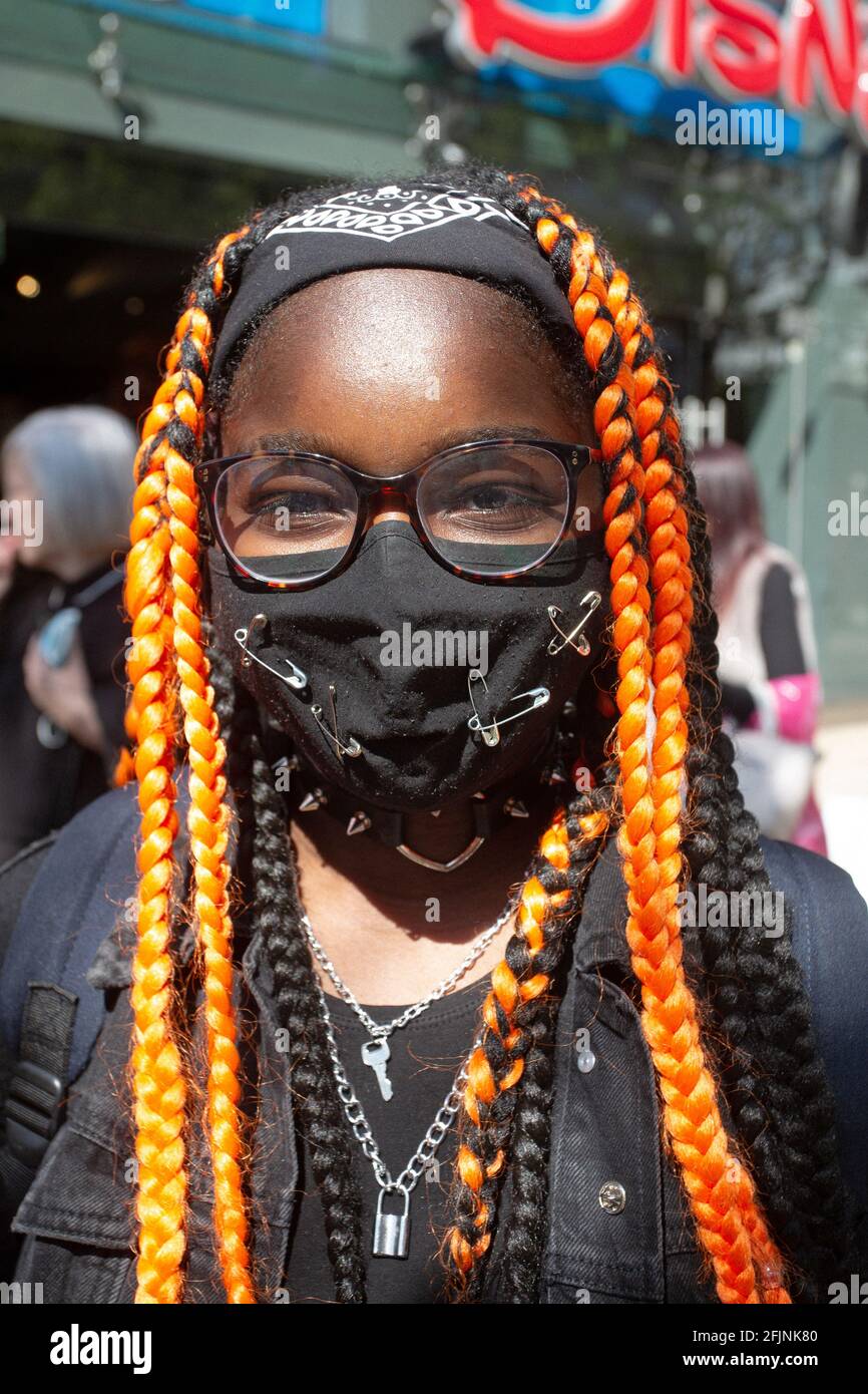 Jeune fille portant un masque facial avec des épingles de sécurité à oxford Street à Londres, Royaume-Uni Banque D'Images