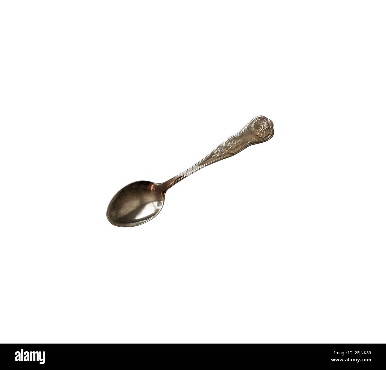 Cuillère à café vide argenté objet isolé sur fond blanc, ustensiles de cuisine pour la cérémonie du thé ou du café, vaisselle ancienne délicate, cu Banque D'Images