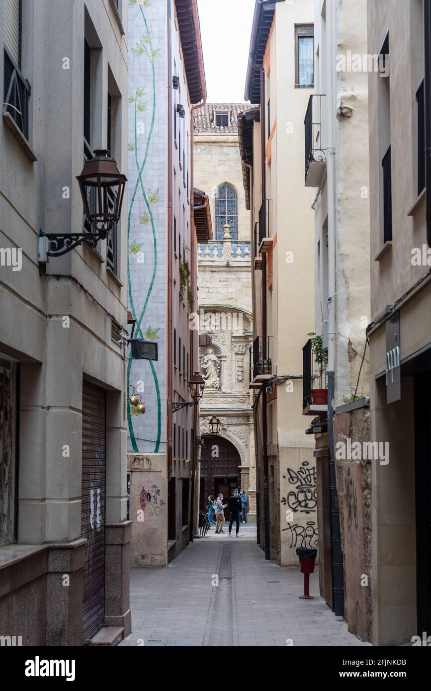 Logrono, Espagne - 2021 avril 22 : Maisons dans les rues vides de Logroño en périodes de covid 19 au printemps 2021 Banque D'Images