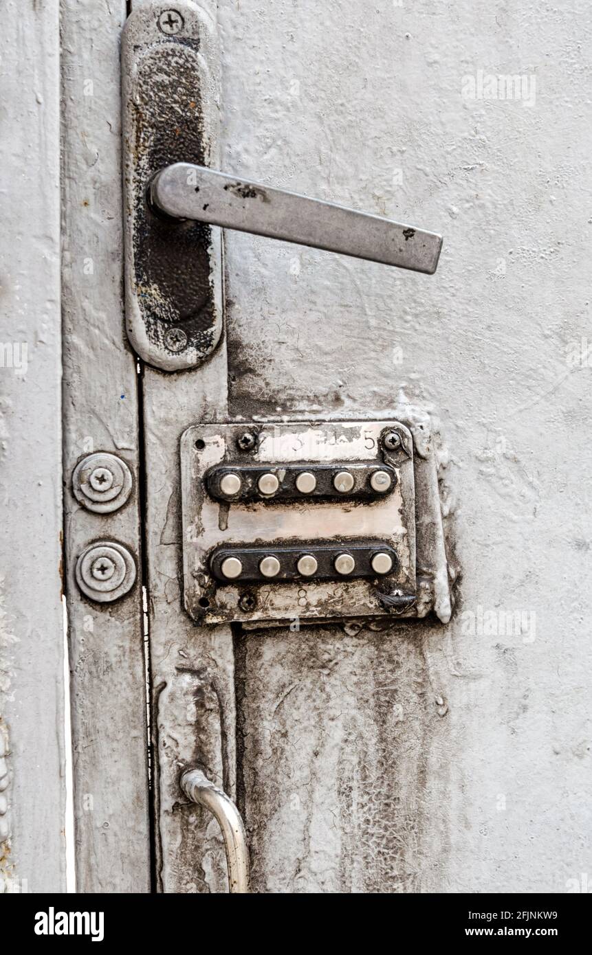 ancienne serrure à combinaison numérique sur une porte en fer gros plan Banque D'Images