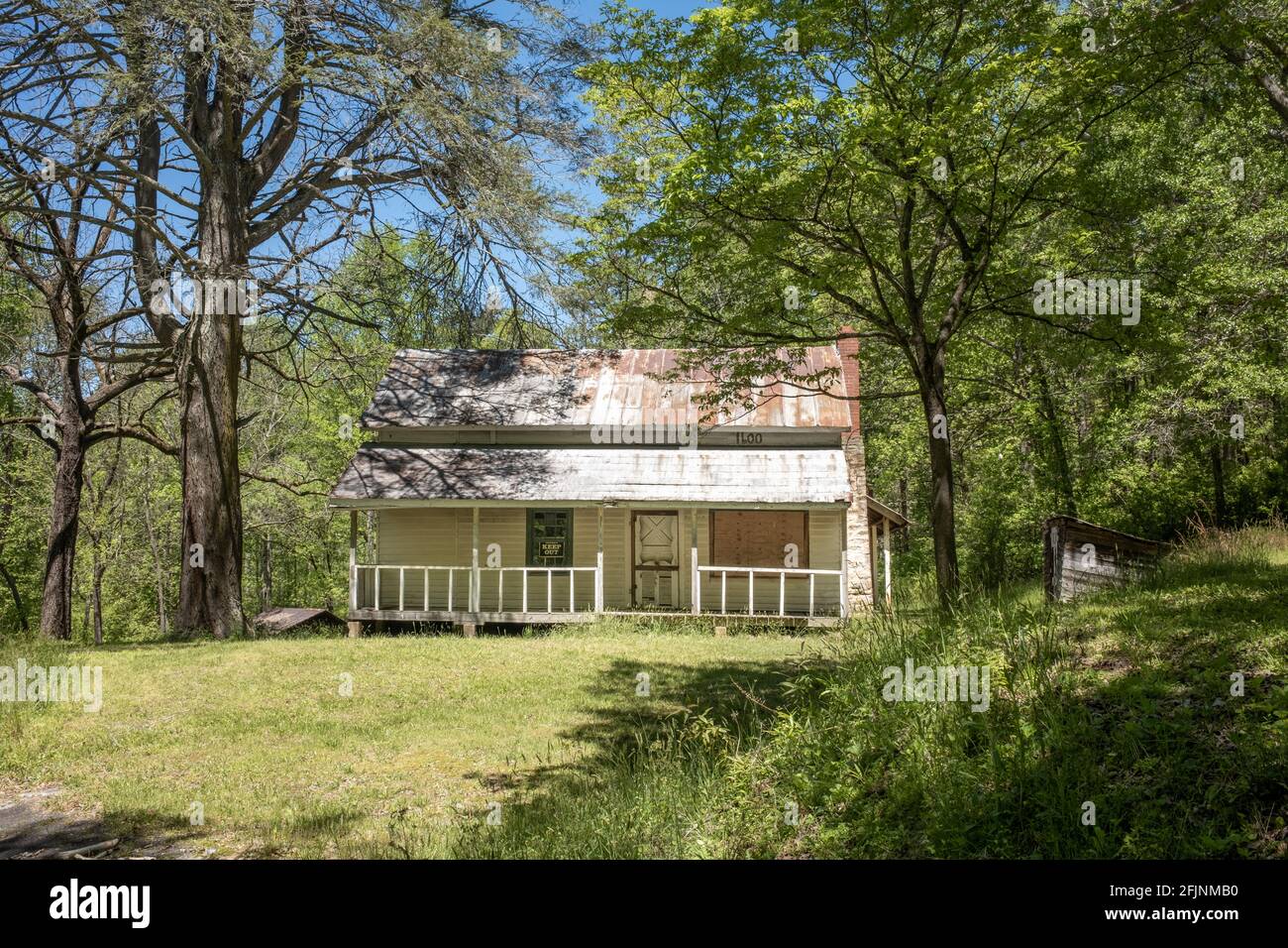 Une ferme et une grange abandonnées restent magnifiques dans son cadre rural dans l'État de Caroline du Sud. Banque D'Images