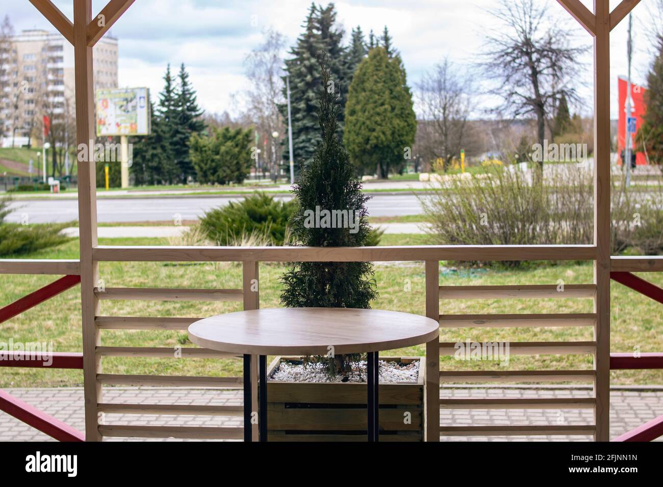 Table ronde sur la terrasse dans le café en gros plan Banque D'Images