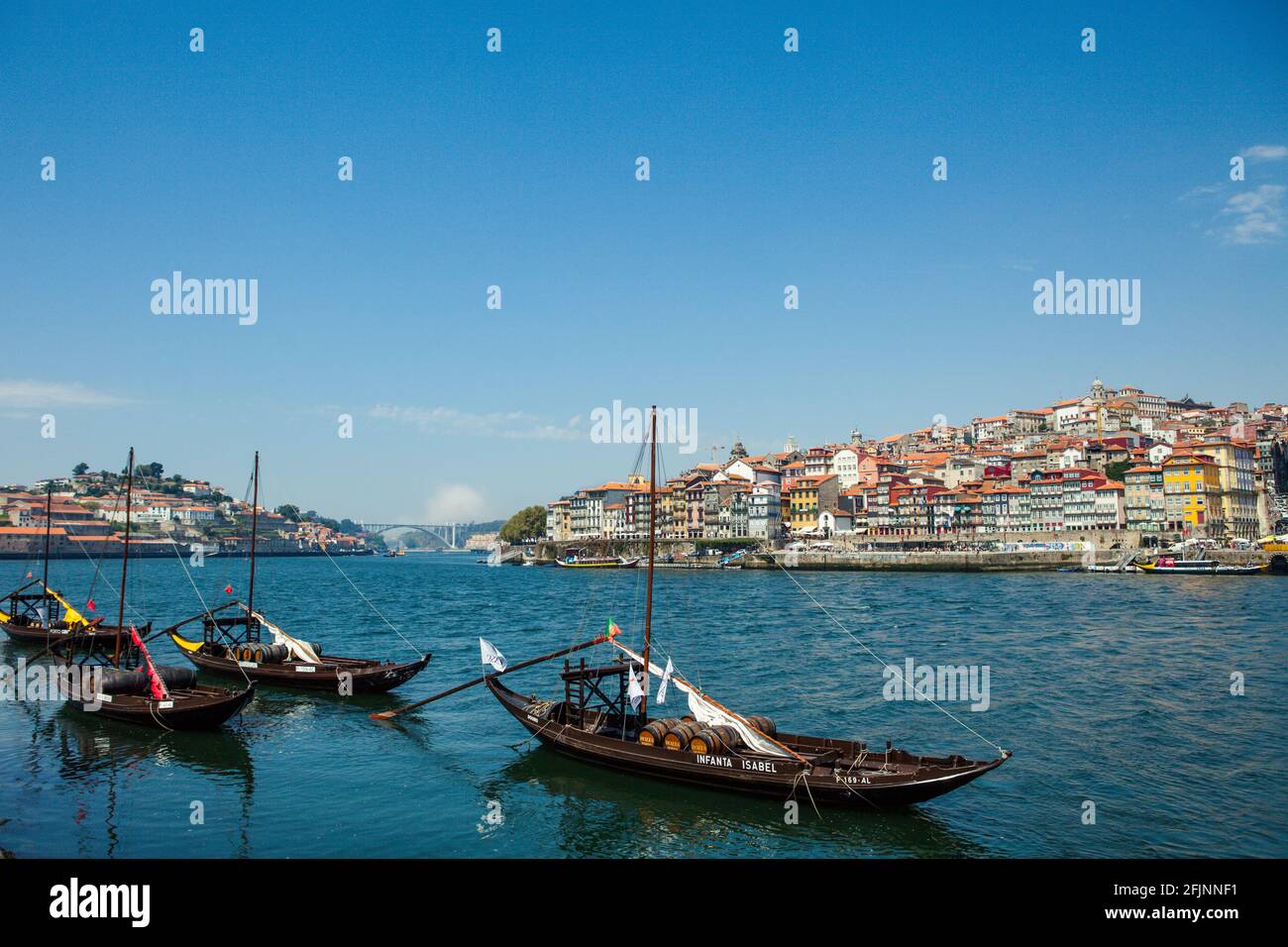 Barges à vin de port emblématiques sur le fleuve Douro dans la ville historique de Porto, Portugal. Banque D'Images