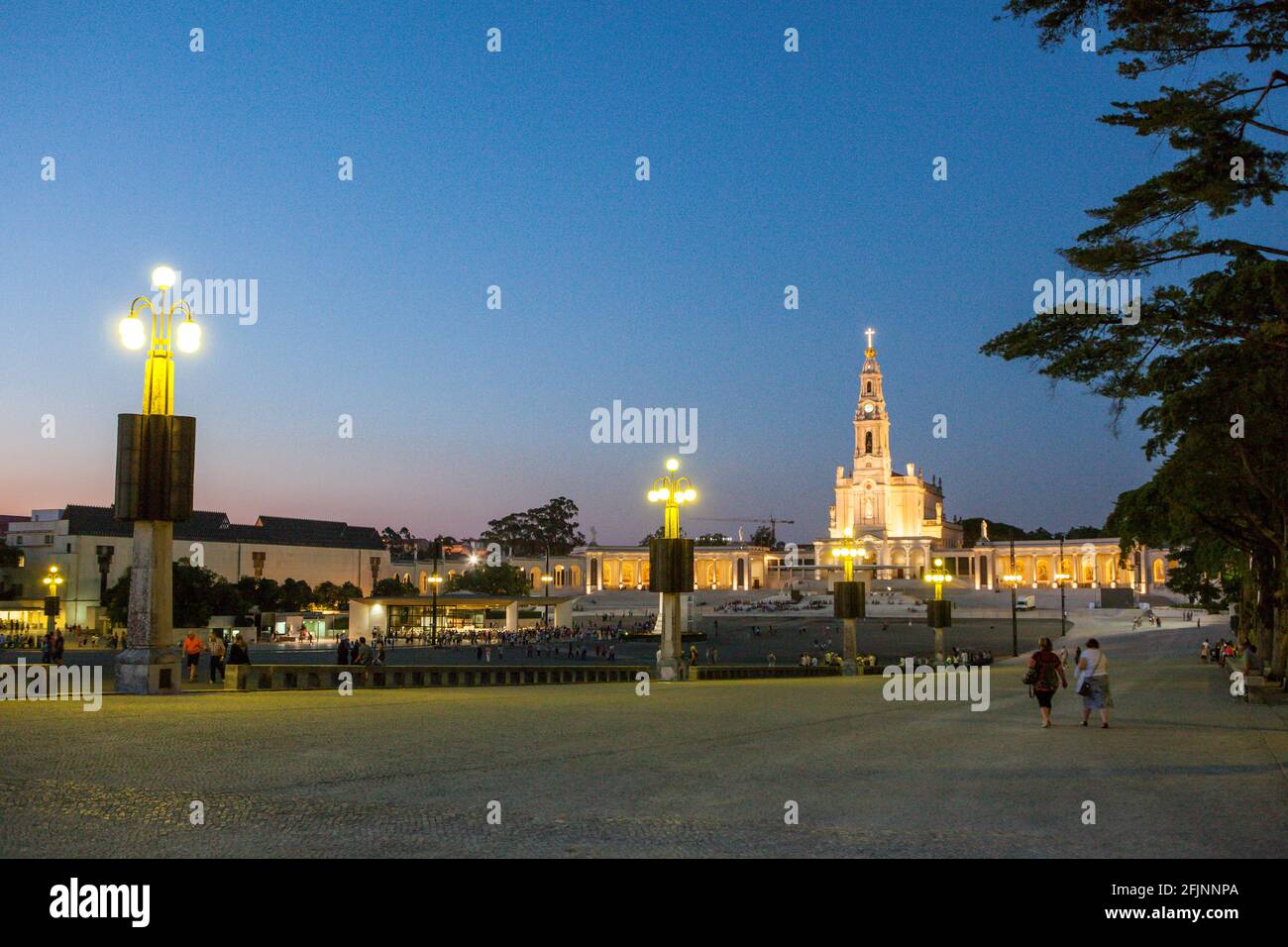 Le sanctuaire de Fatima à la tombée de la nuit d'été, où les pèlerins chrétiens se rencontrent traditionnellement en mai et octobre de chaque année - le Portugal. Banque D'Images