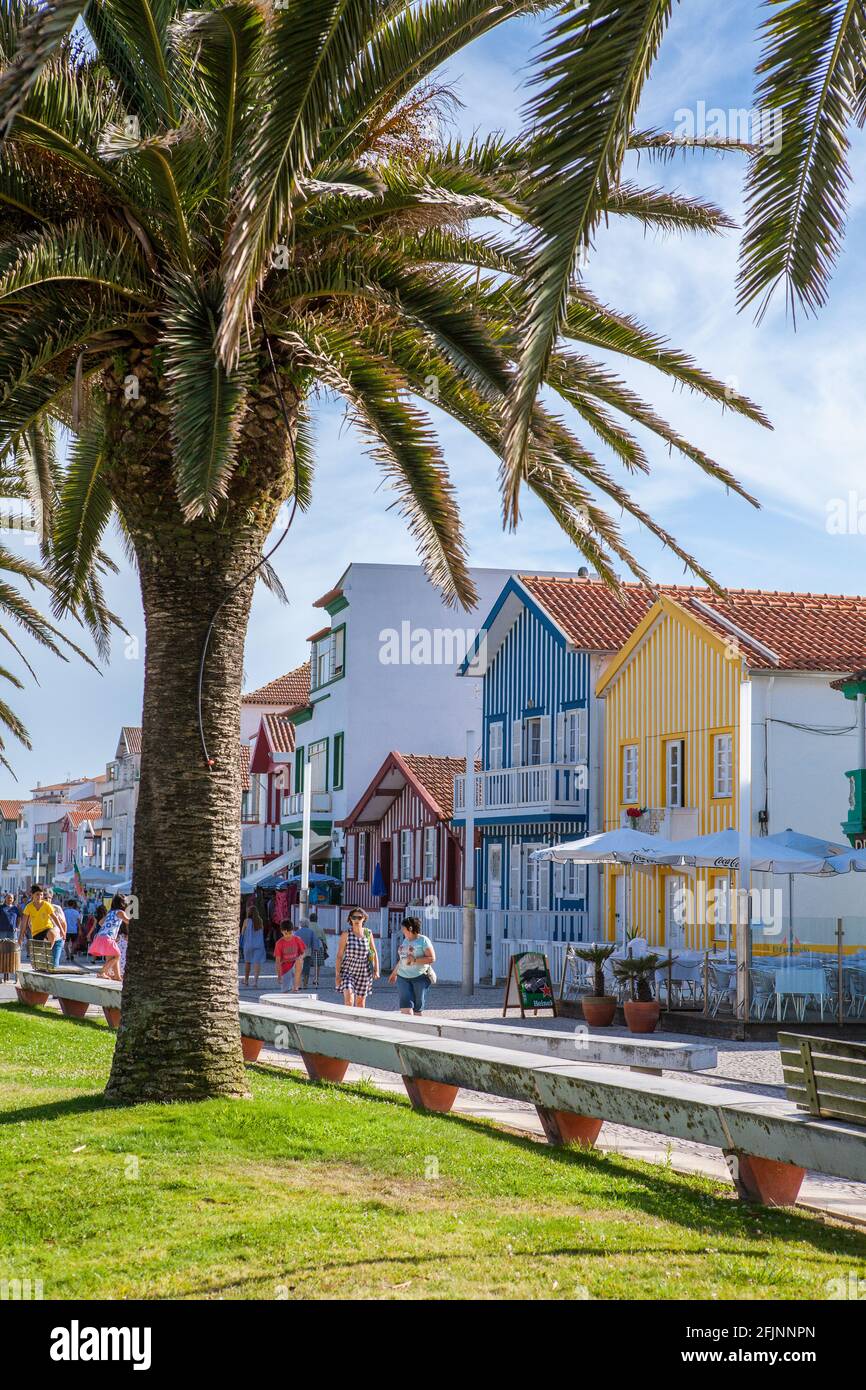Maisons colorées typiques de la Costa Nova, Aveiro, Portugal. Banque D'Images
