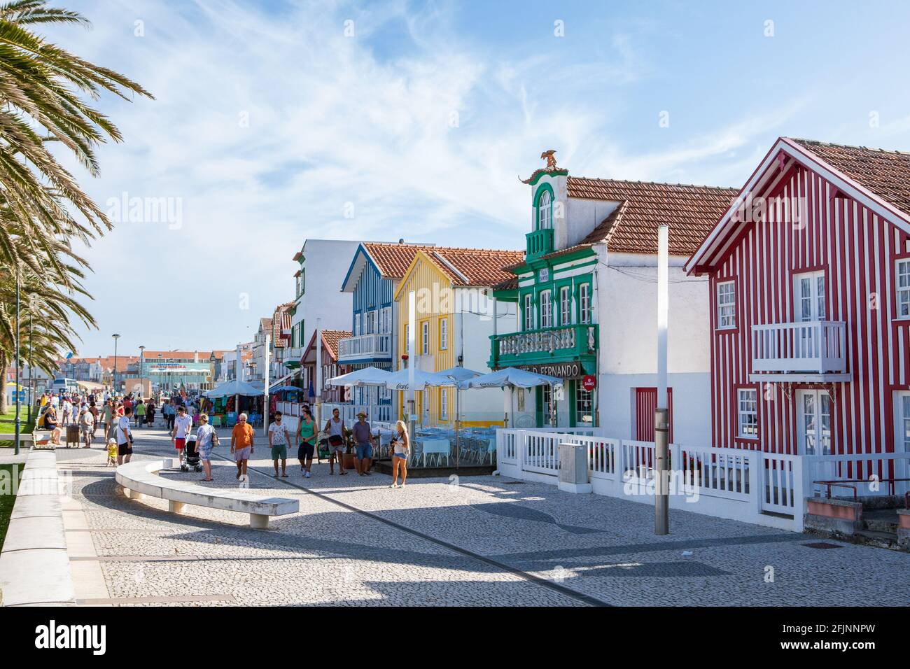 Maisons colorées typiques de la Costa Nova, Aveiro, Portugal. Banque D'Images