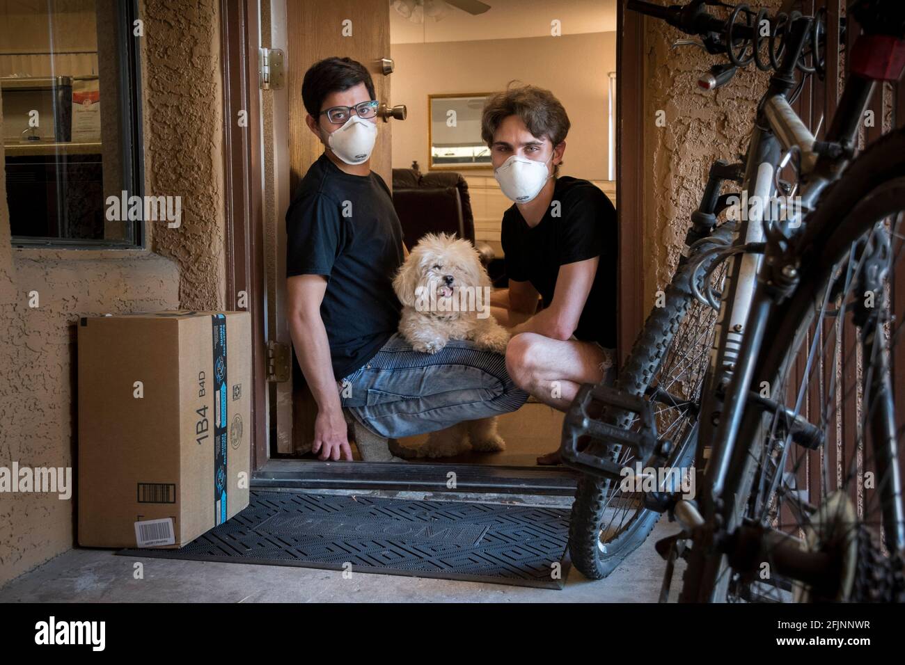 Arizona, États-Unis. 14 avril 2020. Les partenaires Nick DeLeon, lunettes et Mark DeFusco, se sont retrouvés au chômage au prorata par le verrouillage de la COVID, et voulaient des portraits à distance pour marquer le temps et pour briser la monotonie. Mark a également rompu la monotonie en étant le membre de la famille désigné pour faire l'épicerie pour ses grands-parents qui étaient auto-isolés. Crédit : Rick d'Elia/ZUMA Wire/Alay Live News Banque D'Images