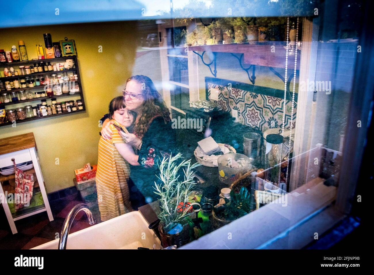 Arizona, États-Unis. 26 avril 2020. Sophie Stern danse dans son jardin de Tempe, en Arizona, alors que sa famille observe l'isolement en avril 2020. Au cours de la période initiale de verrouillage, Sophie, 16 ans, a fait une danse quotidienne sur sa mère, le flux Facebook d'Amy Silverman pour divertir ses nombreux fans. Crédit : Rick d'Elia/ZUMA Wire/Alay Live News Banque D'Images