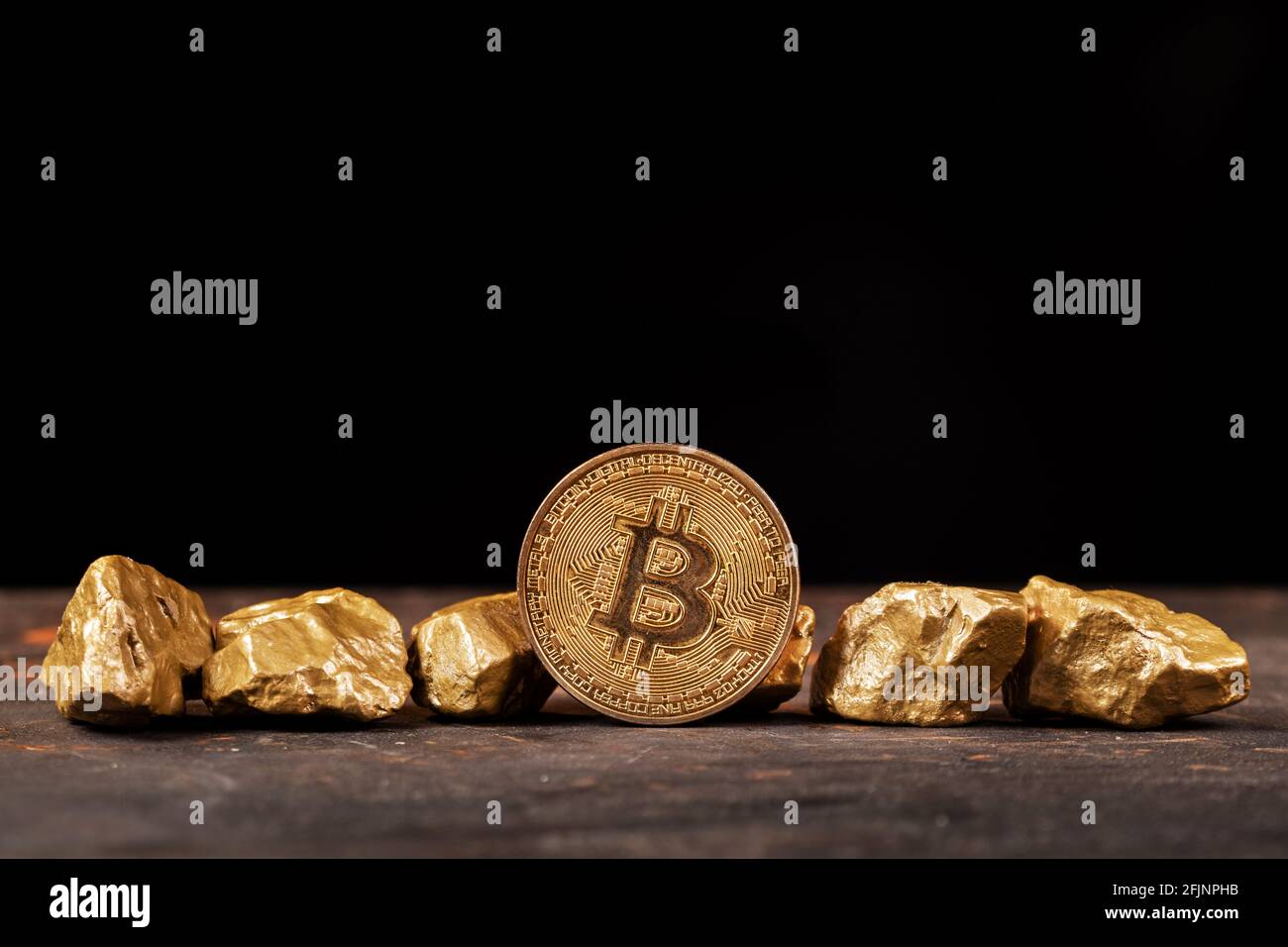 Crypto-monnaie Bitcoin avec pépites d'or. Concept d'investissement et de stockage de valeur. Banque D'Images